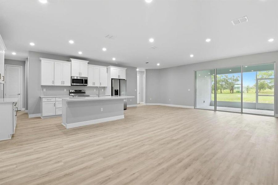 Spacious, unfurnished interior of a new home in , Homosassa (Image 18).