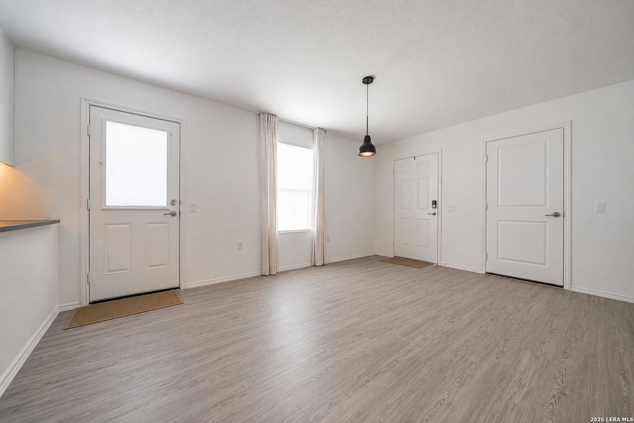 Spacious, unfurnished interior of a new home in Mission del Lago, San Antonio (Image 20).