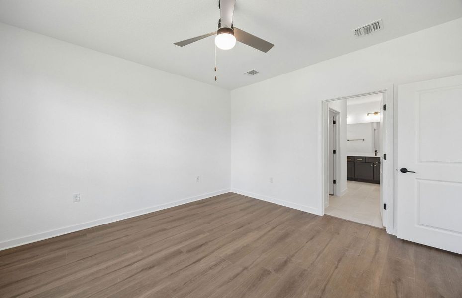 Spacious, unfurnished interior of a new home in Sun City Texas, Georgetown (Image 27).