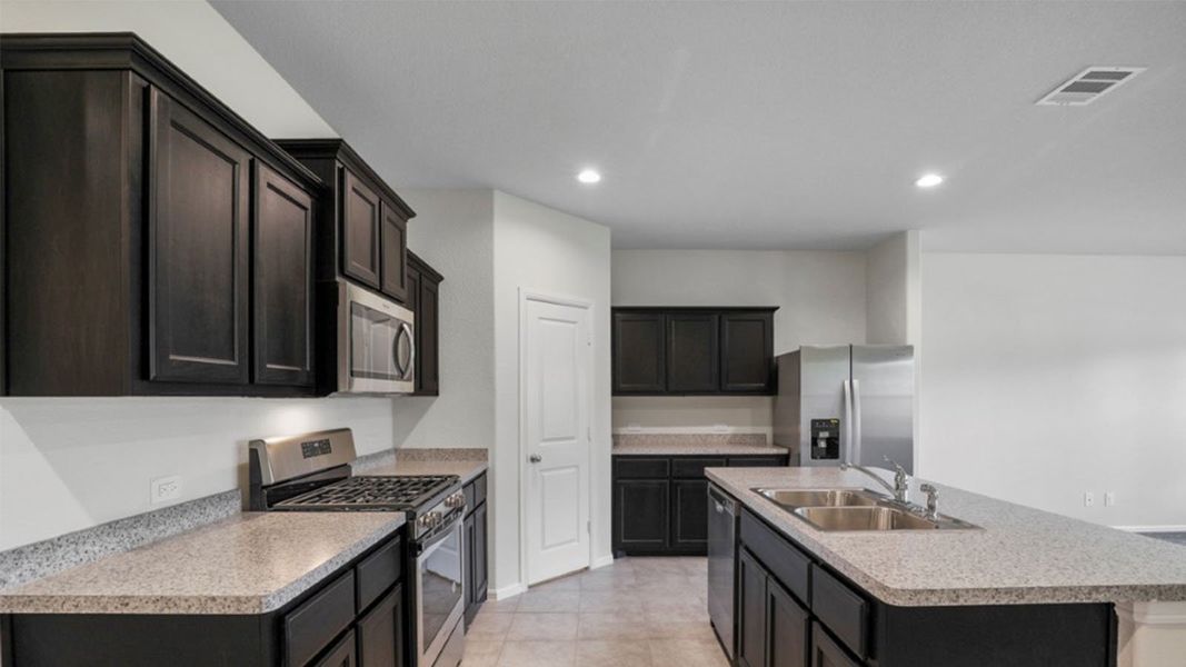 Representative furnished interior of a home built from the Ozark by D.R. Horton in Saratoga, Granbury (Image 4).