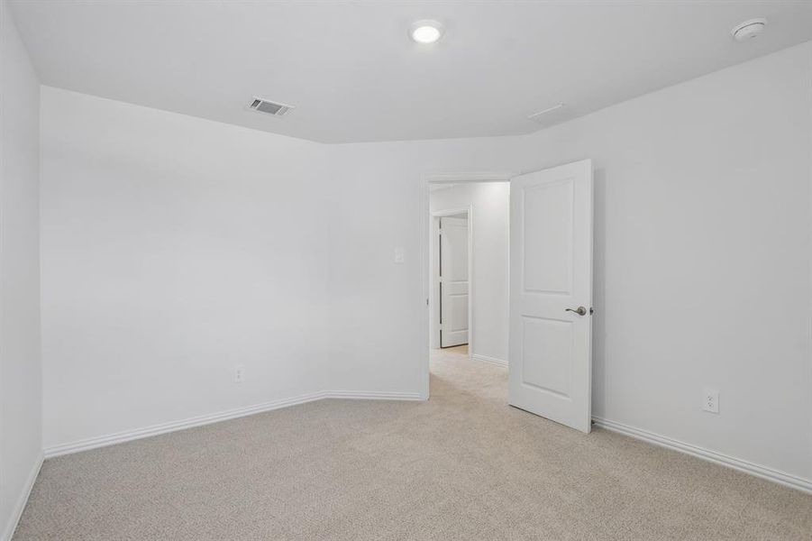 Spacious, unfurnished interior of a new home in Oak Ridge Park, Corinth (Image 30).