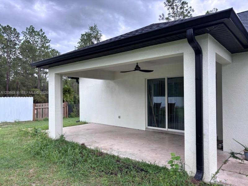 Exterior details and patio area of a home in , Dunnellon (Image 3).