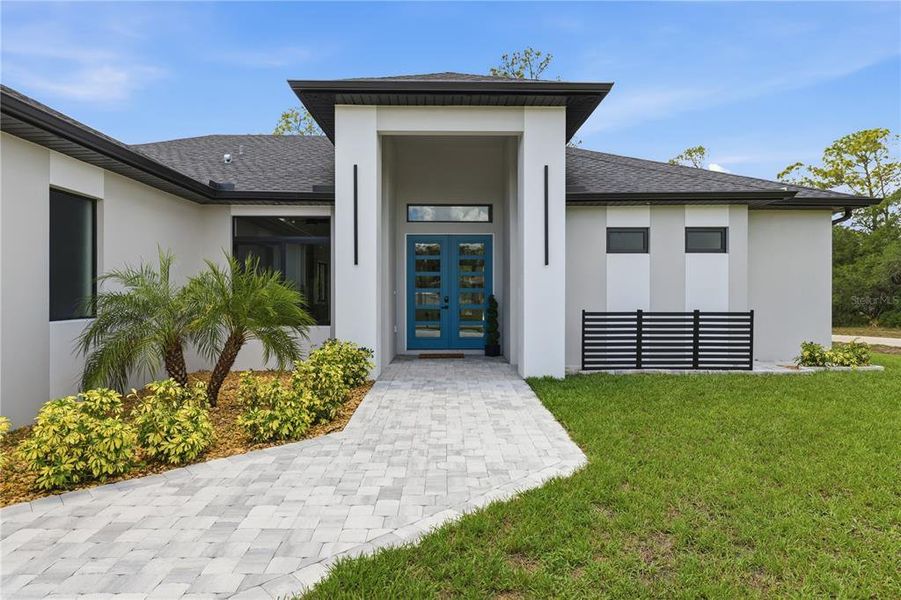 Exterior details and patio area of a home in , North Port (Image 4).