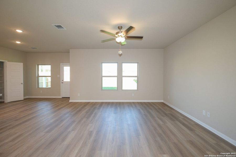 Spacious, unfurnished interior of a new home in Winding Brook, San Antonio (Image 19).