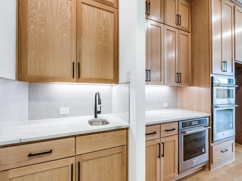 Our Henry plan features double ovens and a prep sink creating a kitchen that all the chefs in the family will love!