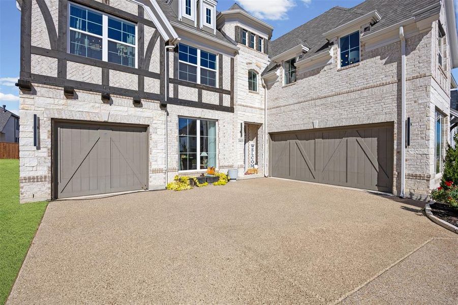 Exterior details and patio area of a home in Somercrest, Midlothian (Image 2).