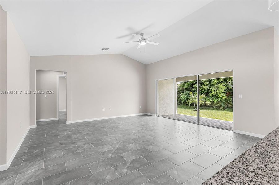 Spacious, unfurnished interior of a new home in , Cape Coral (Image 13).
