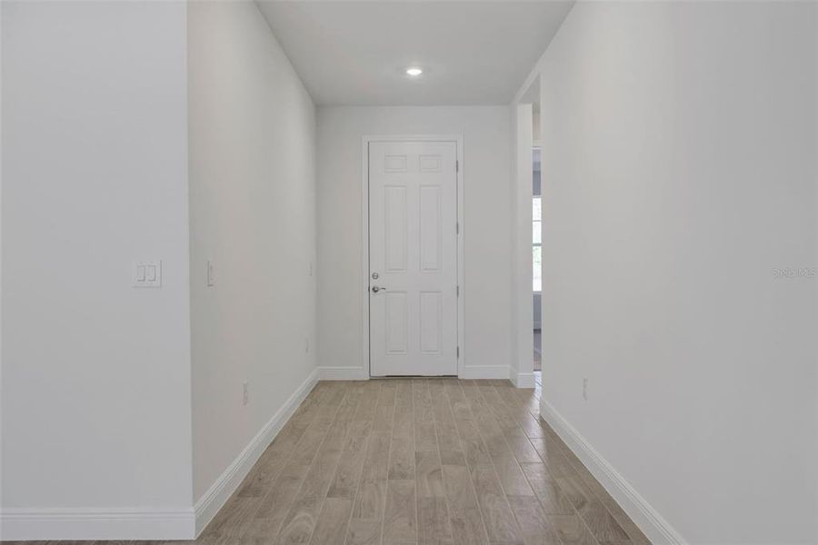 Spacious, unfurnished interior of a new home in Angeline, Land O' Lakes (Image 27).