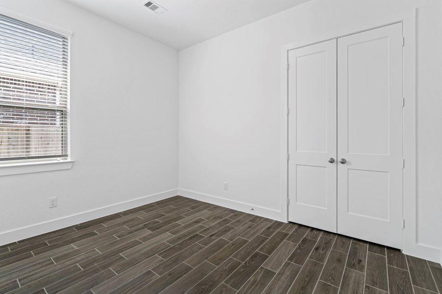 Spacious, unfurnished interior of a new home in Meridiana, Iowa Colony (Image 19).