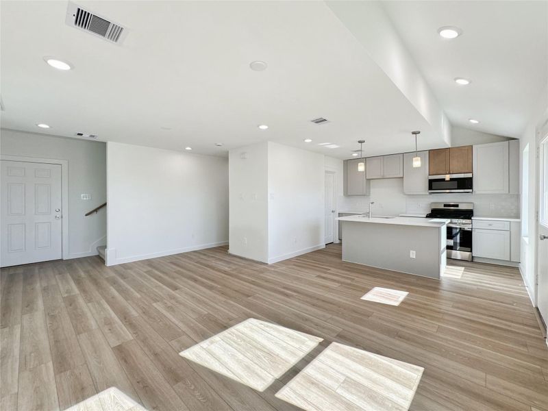 Spacious, unfurnished interior of a new home in , Conroe (Image 16).