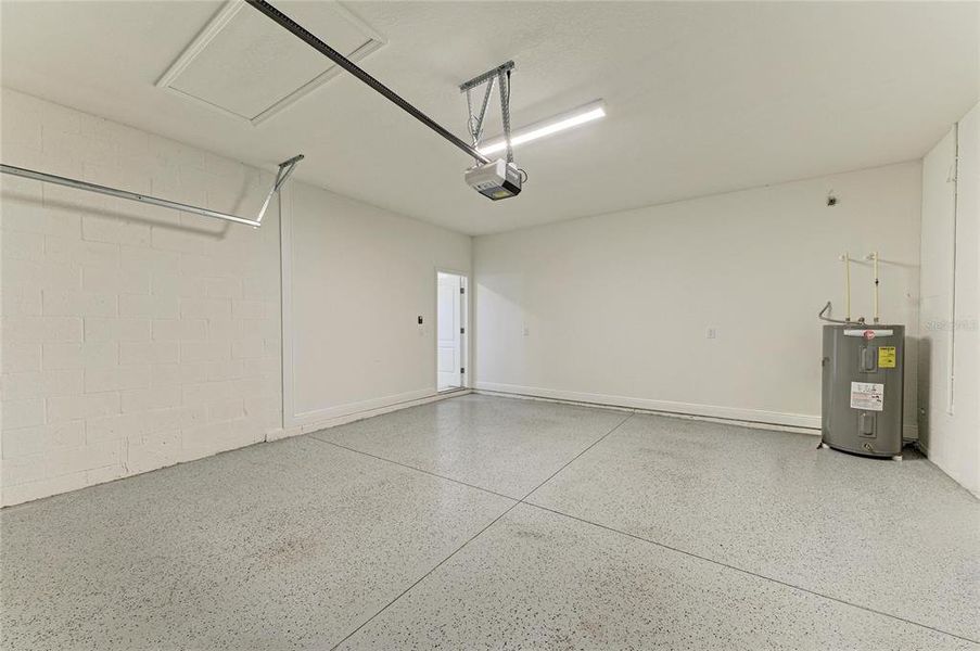 Spacious, unfurnished interior of a new home in , Sarasota (Image 35).