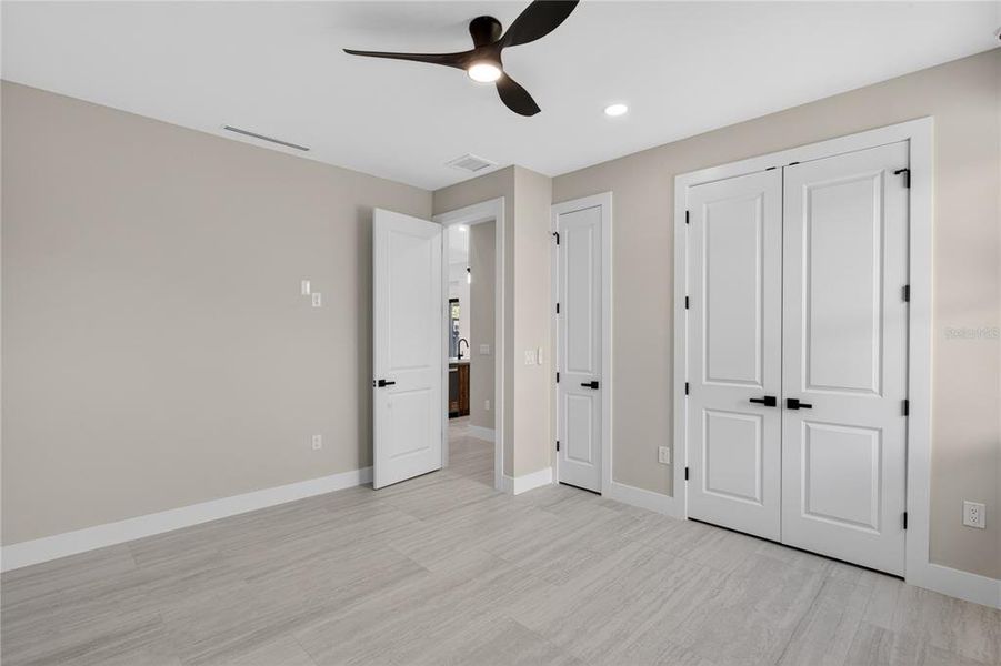 Spacious, unfurnished interior of a new home in , Cape Coral (Image 20).