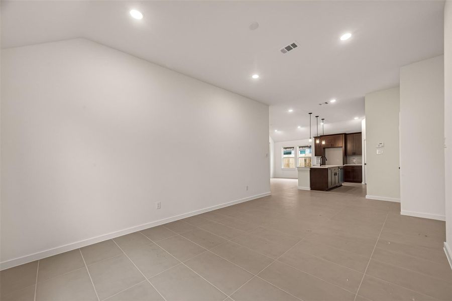 Spacious, unfurnished interior of a new home in Foxtail Palms, Manvel (Image 32). Spacious, unfurnished interior of a new home in Foxtail Palms, Manvel (Image 32).