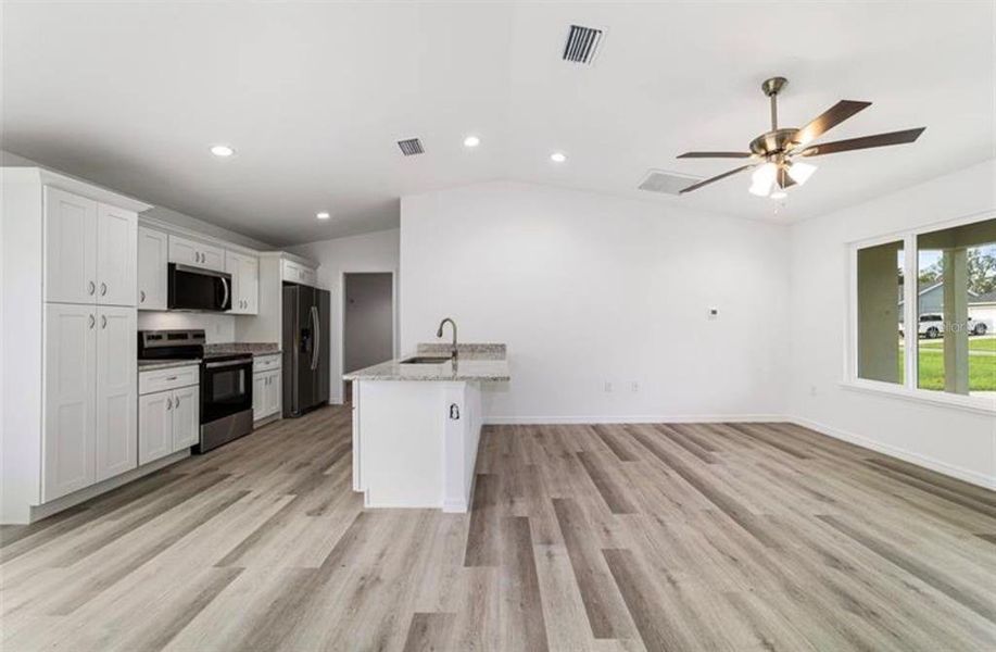 Spacious, unfurnished interior of a new home in , Silver Springs (Image 31).