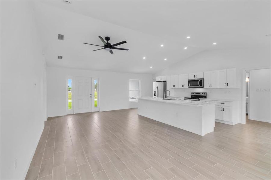 Spacious, unfurnished interior of a new home in , Cape Coral (Image 26).
