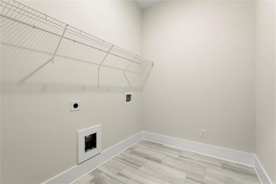 Spacious, unfurnished interior of a new home in Hillgrove Preserve, Powder Springs (Image 17).