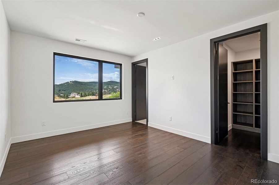 Spacious, unfurnished interior of a new home in , Golden (Image 18).