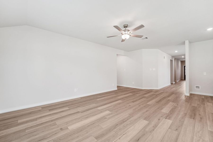 Spacious, unfurnished interior of a new home in Stewart's Ranch, Conroe (Image 29).