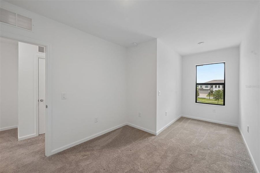 Spacious, unfurnished interior of a new home in , Sarasota (Image 31).