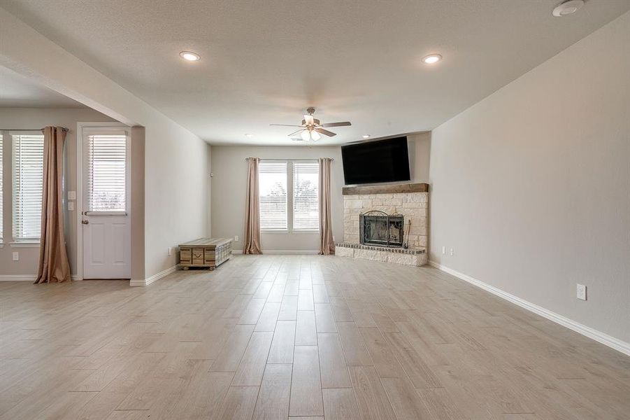 Spacious, unfurnished interior of a new home in Honeysuckle Ranch, Paradise (Image 16).