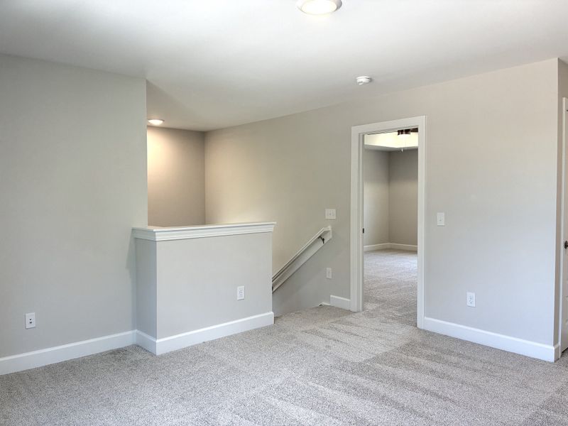 Spacious, unfurnished interior of a new home in Holly Ridge, Greenville (Image 16).