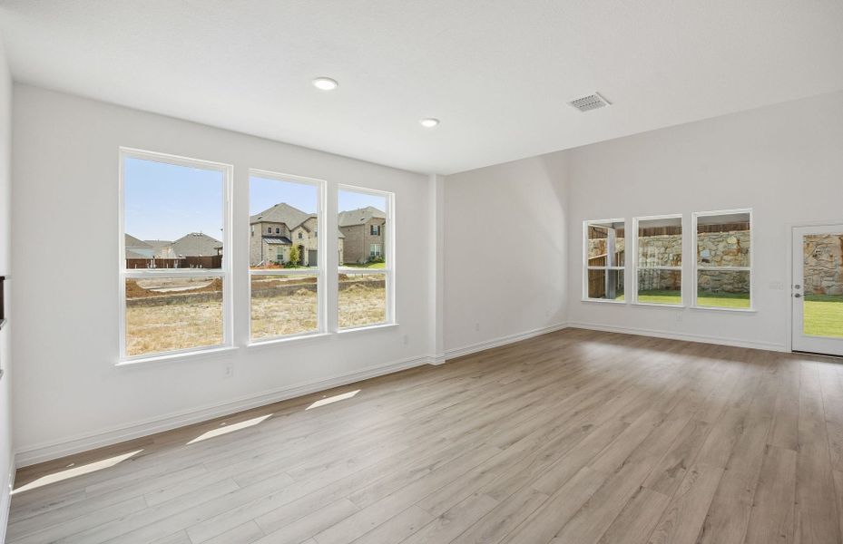 Spacious, unfurnished interior of a new home in Wilson Creek Meadows, Celina (Image 25).