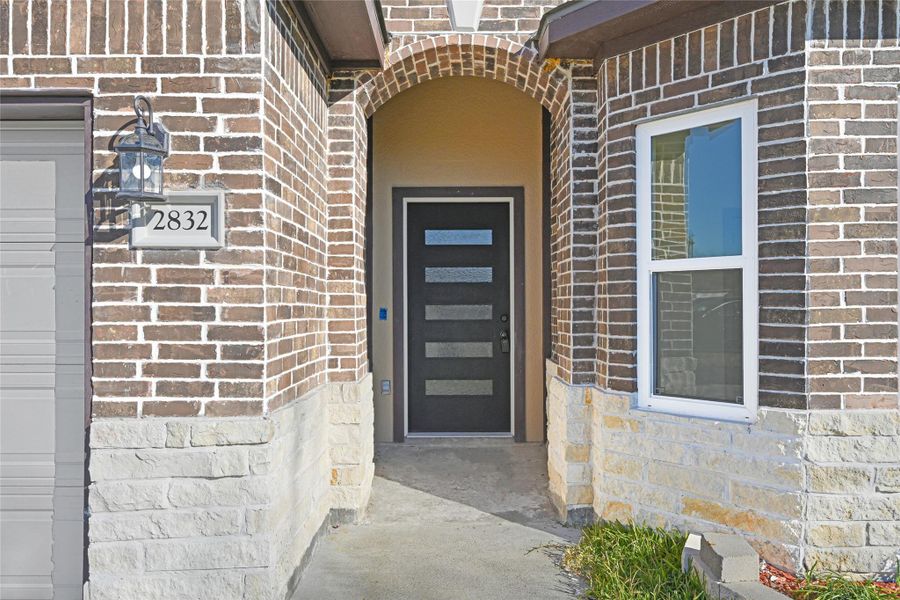 Exterior details and patio area of a home in , La Marque (Image 3).