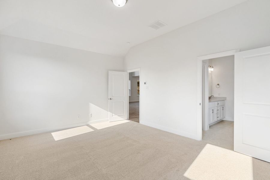 Spacious, unfurnished interior of a new home in Walden Pond, Forney (Image 32).