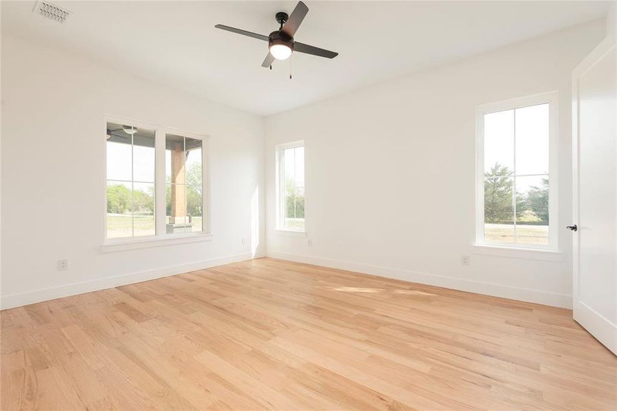 Spacious, unfurnished interior of a new home in , Celeste (Image 28).