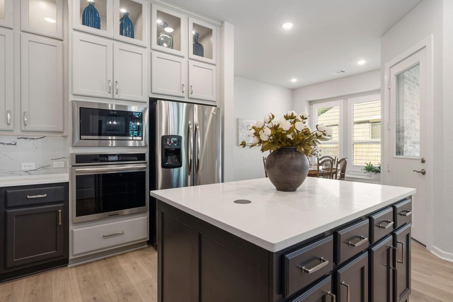 Perfect layout for culinary artists - enjoy the dining area adjacent to the kitchen