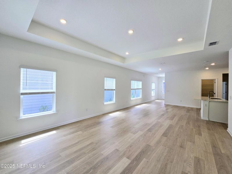 Spacious, unfurnished interior of a new home in Hyland Trail, Middleburg (Image 36).