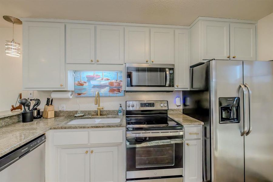 Recently updated paint and hardware give this kitchen a clean modern feel, topped off by a stainless steel kitchen appliance package and updated fixtures and lighting.