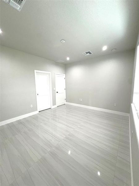 Spacious, unfurnished interior of a new home in , Davenport (Image 13).