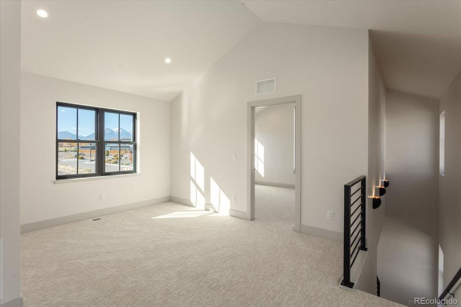 Spacious, unfurnished interior of a new home in , Salida (Image 28).