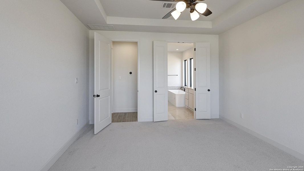 Spacious, unfurnished interior of a new home in Esperanza 50', Boerne (Image 20).