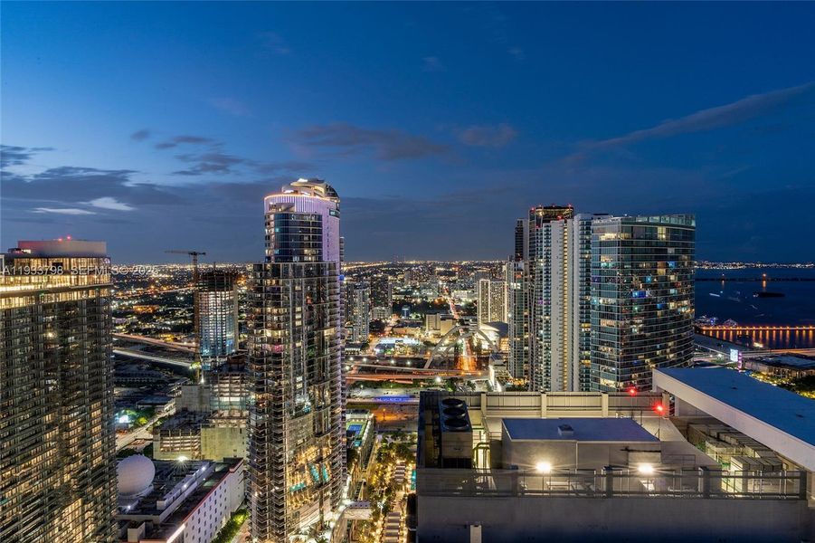 Condo located in Miami, FL showcasing its design and architecture (Image 25).