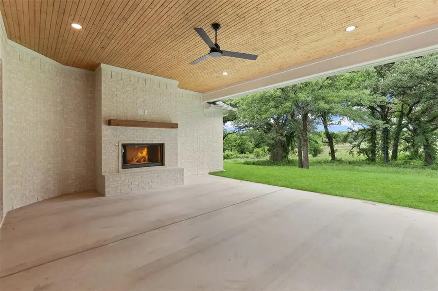 Exterior details and patio area of a home in , Weatherford (Image 4).