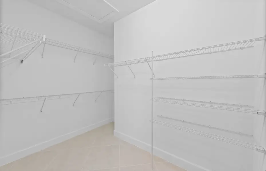 Spacious, unfurnished interior of a new home in Del Webb Naples, Ave Maria (Image 18).