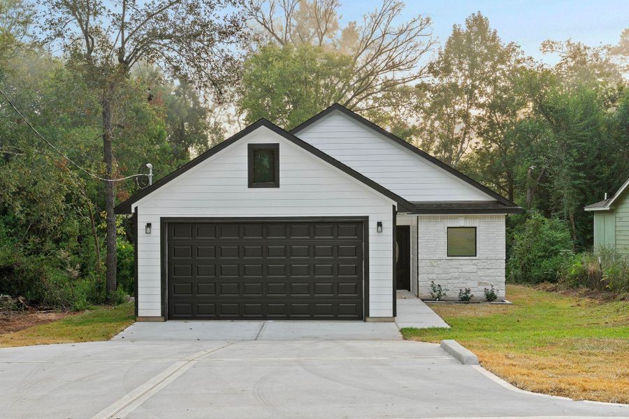 Front exterior of a new home in , Willis, TX, highlighting curb appeal (Image 1). Front exterior of a new home in , Willis, TX, highlighting curb appeal (Image 1).