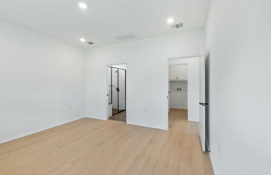 Spacious, unfurnished interior of a new home in Sun City Texas, Georgetown (Image 18).