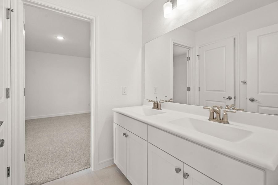 Bedroom 2/3 bath (*Photo not of actual home and used for illustration purposes only.)