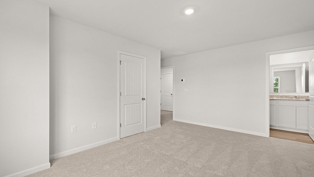 Spacious, unfurnished interior of a new home in Woodbury Park, South Fulton (Image 24).