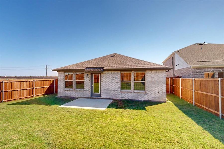 Exterior details and patio area of a home in Mobberly Farms, Pilot Point (Image 25).
