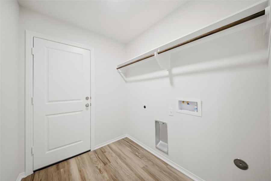 Spacious, unfurnished interior of a new home in , Navasota (Image 21).