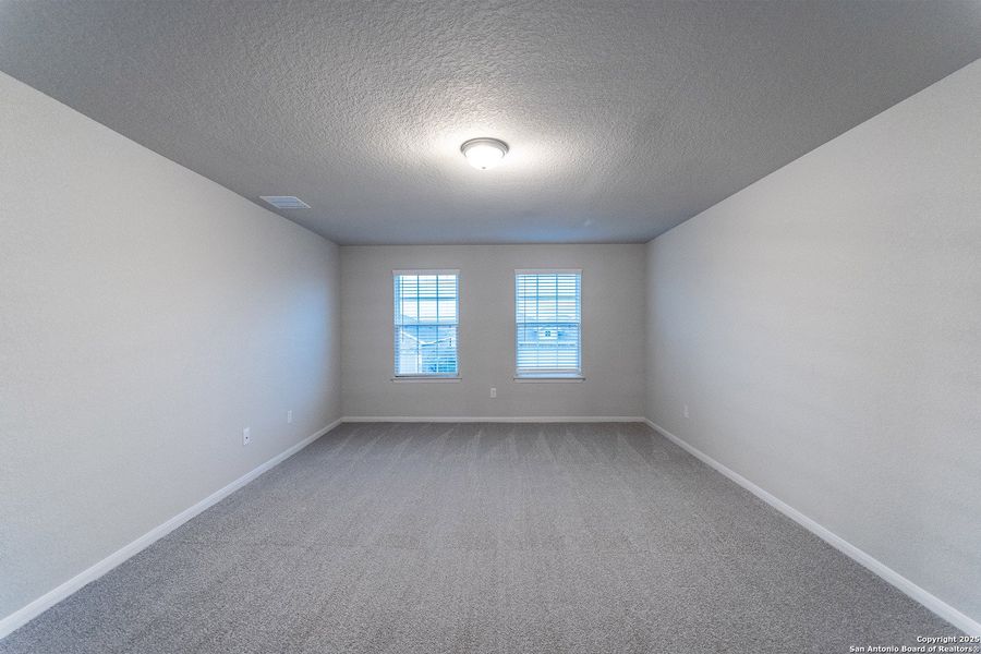 Spacious, unfurnished interior of a new home in Hennersby Hollow, San Antonio (Image 15).