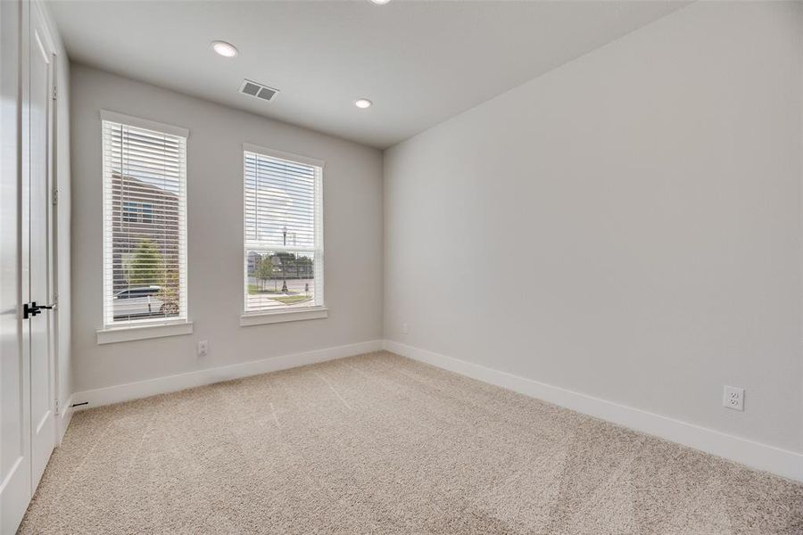 Spacious, unfurnished interior of a new home in Collin Creek, Plano (Image 10). Spacious, unfurnished interior of a new home in Collin Creek, Plano (Image 10).