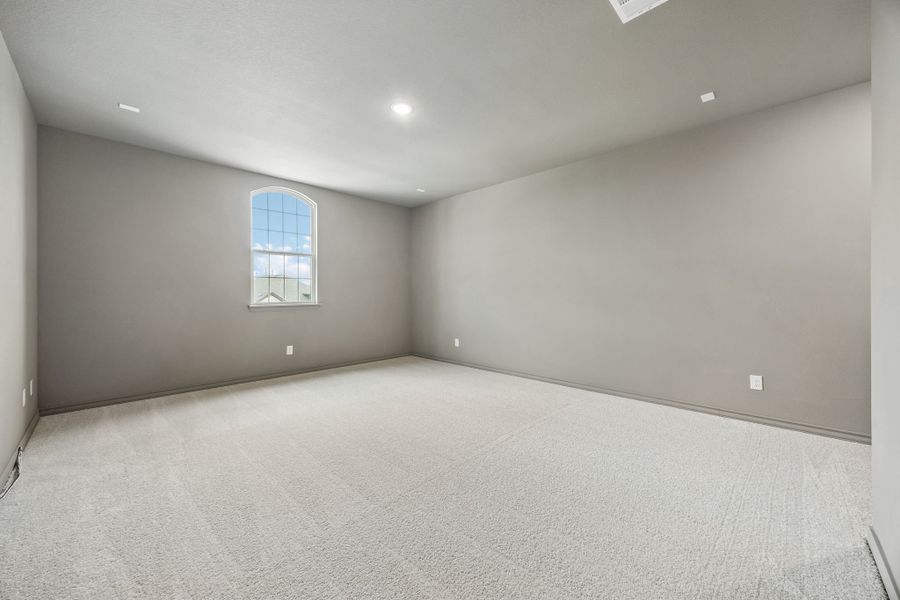 Spacious, unfurnished interior of a new home in Country Lakes, Denton (Image 26).