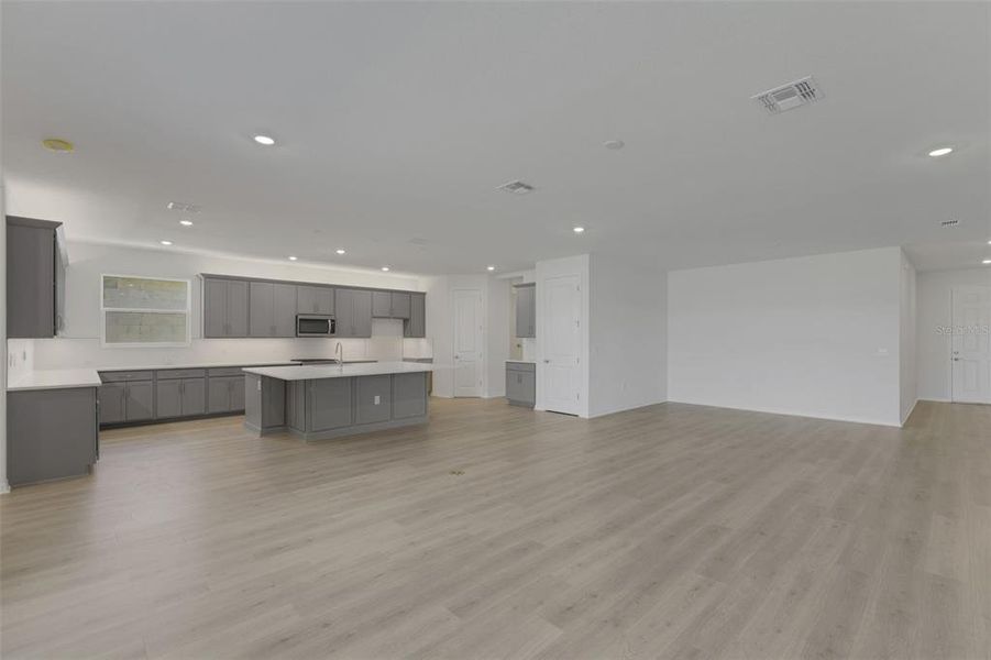 Spacious, unfurnished interior of a new home in Creekside Run at Babcock Ranch, Punta Gorda (Image 34). Spacious, unfurnished interior of a new home in Creekside Run at Babcock Ranch, Punta Gorda (Image 34).