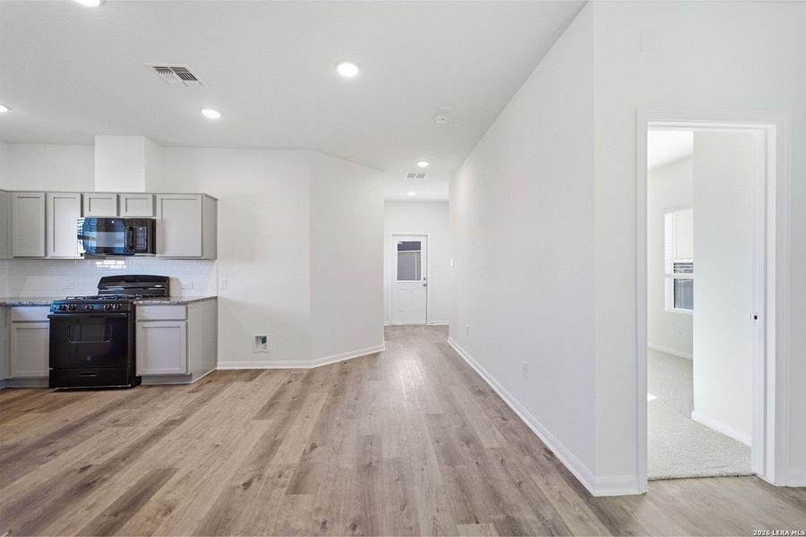 Spacious, unfurnished interior of a new home in Willow View, Converse (Image 14).