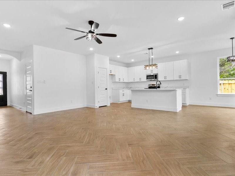 Spacious, unfurnished interior of a new home in , Granbury (Image 13).